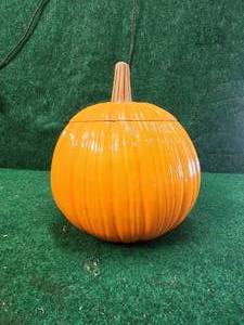lot 142 image: Ceramic pumpkin cookie jar