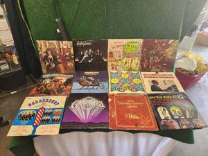 lot 166 image: Selection of vintage records