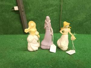 lot 191 image: Collectible Avon perfume figure bottles