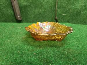 lot 194 image: Amber Indiana glass dish