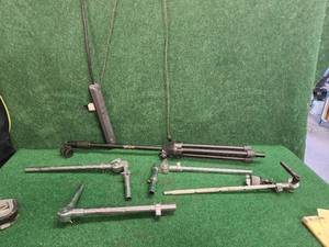 lot 198 image: Selection of drum stand equipment