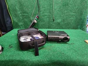 lot 225 image: Optoma portable projector and carry case