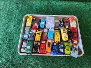 lot 266 image: Selection of hot wheels and matchbox cars