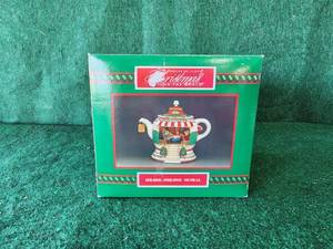 lot 272 image: Christmas musical teapot