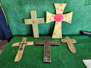 lot 316 image: Selection of crosses
