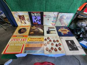 lot 318 image: Selection of vintage records