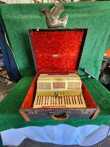 lot 320 image: Vintage Scandalli Accordion in case