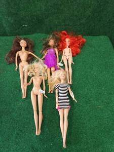 lot 352 image: Selection of Barbie dolls