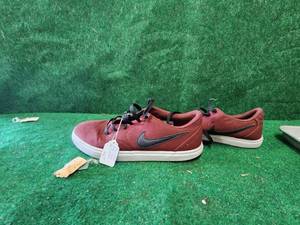 lot 372 image: Pair of Nike shoes - size 9