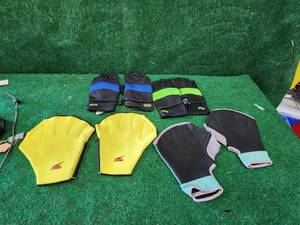 lot 324 image: Selection of workout gloves