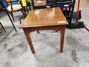 lot 643 image: Wood end table