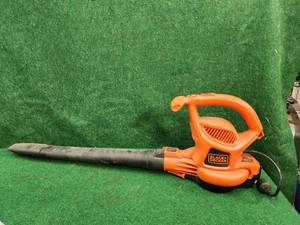 lot 406 image: Black & Decker electric leaf blower