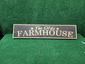 lot 428 image: The Olde Farmhouse wood sign