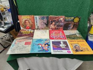 lot 429 image: Selection of vintage records