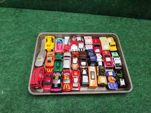 lot 464 image: Selection of Hot Wheels and matchbox cars
