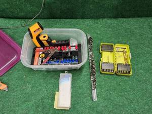 lot 490 image: Small bin with tools