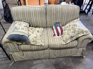 lot 651 image: Love seat