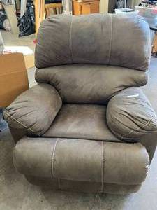 lot 613 image: Nice recliner chair
