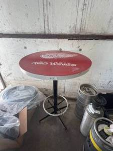 lot 623 image: Detroit Redwings bar table