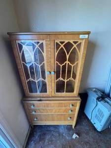 lot 570 image: Wood curio cabinet with drawers