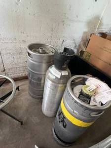 lot 622 image: 2 full kegs and empty CO2 cannister