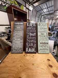 lot 575 image: Selection of 3 home decor signs