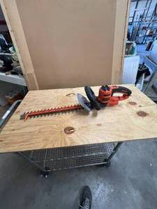 lot 586 image: Black & Decker electric edger