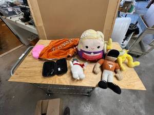 lot 588 image: Box of Collectible items - Squishmallows