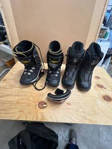 lot 601 image: Pair of snow-ski boots and bag