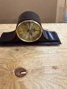 lot 639 image: Elgin battery operated mantle clock