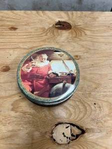 lot 521 image: Christmas tin with knifes