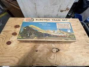 lot 523 image: Vintage empty Lionel train box