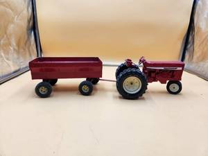 lot 346 image: Vintage Ertl International Harvester diecast tractor and wagon