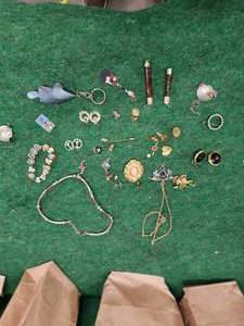 lot 547 image: Selection of jewelry