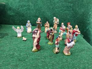 lot 542 image: Selection of vintage Manger people