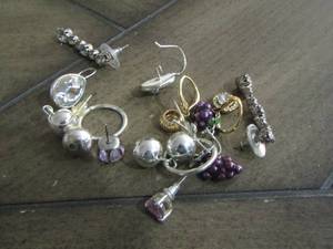lot 213 image: womens earrings