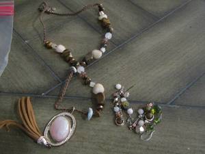 lot 225 image: pink stone womens necklace