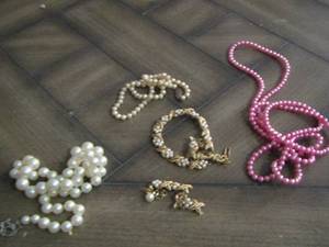 lot 290 image: Trifari womens necklace, pink and white pearl necklace