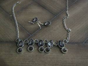 lot 217 image: womens necklace