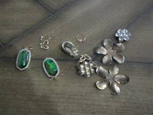 lot 300 image: womens earrings