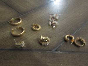 lot 212 image: lot of gold womens earrings