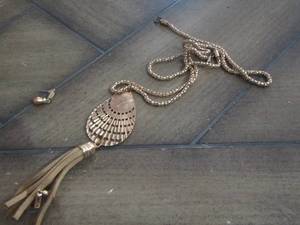 lot 214 image: womens necklaces