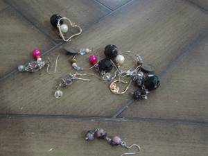 lot 280 image: womens earrings