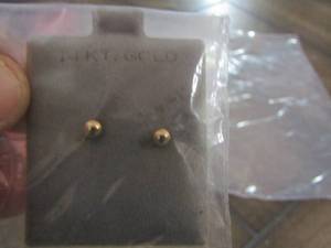 lot 255 image: 14 KT Gold stud earrings