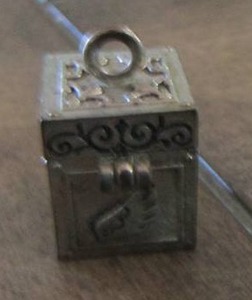 lot 269 image: necklace pendant  LIL BOX