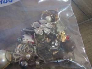 lot 116 image: various earrings