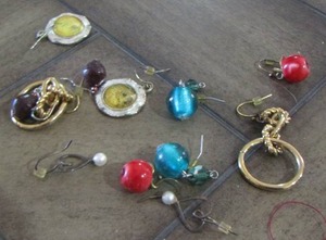 lot 117 image: various earrings