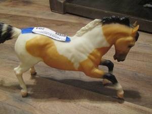 lot 204 image: Vintage 1993 Breyer Classics SR LITTLE CHAPARRAL BUCKSKIN PINTO REARING STALLION