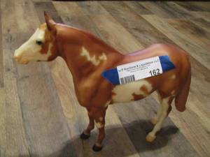 lot 162 image: Breyer treasure hunt 2006 horse
