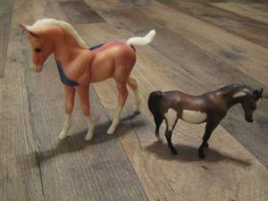 lot 209 image: Breyer horse Arabian foal,  Breyer horse Arabian Pinto mare #59972